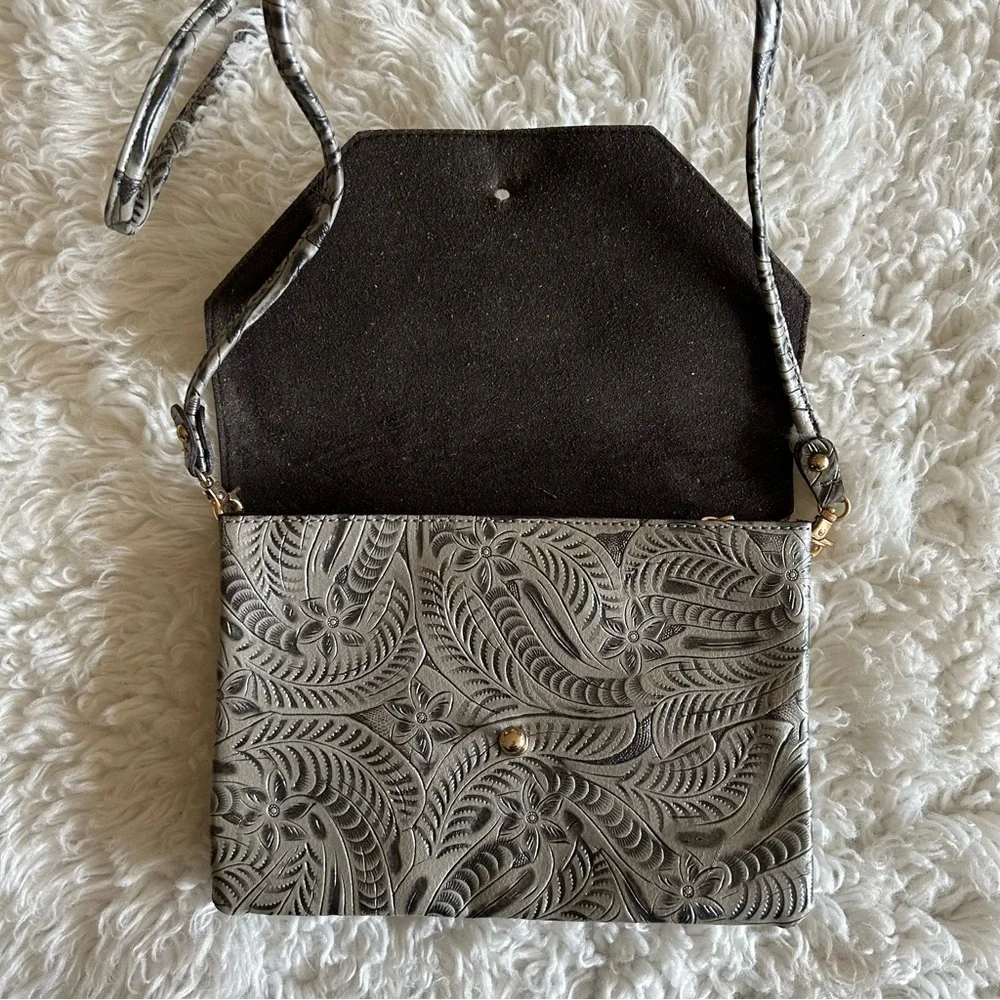 🔴 3/$15! Street Level Grey/Silver Embossed Foldover Crossbody Handbag - Picture 5 of 8